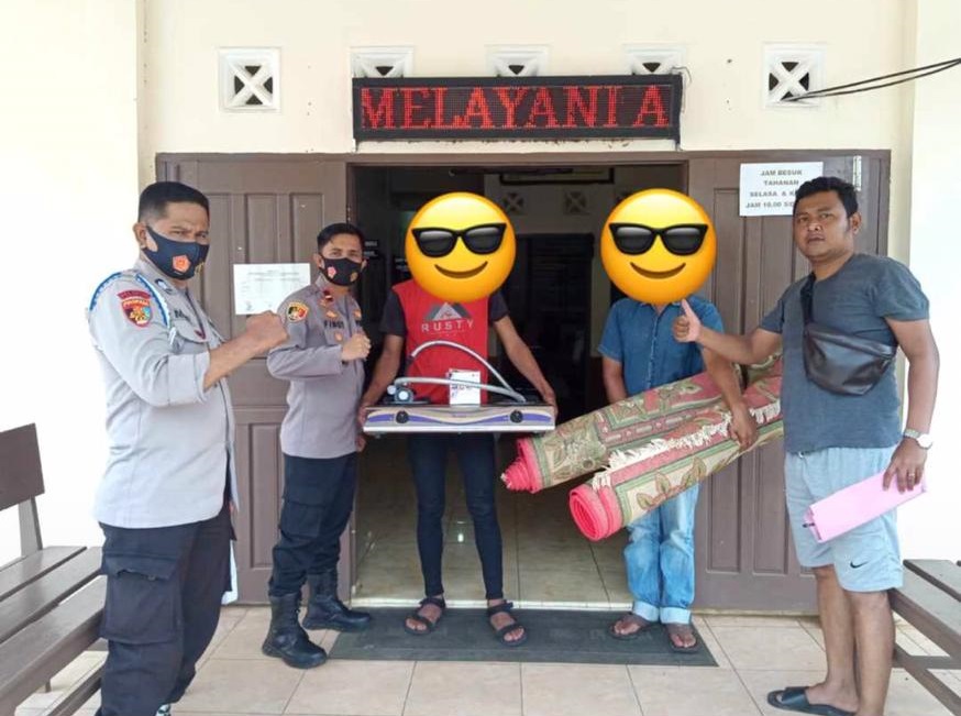 Kapolsek Lintau Buo Utara Ipda Pizen Finot serta anggota dan tersangka menunjukan barang bukti.